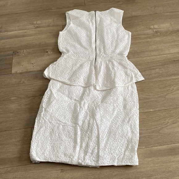 MAX STUDIO white lace fitted peplum dress size 2 shift sheath work - Picture 3 of 3